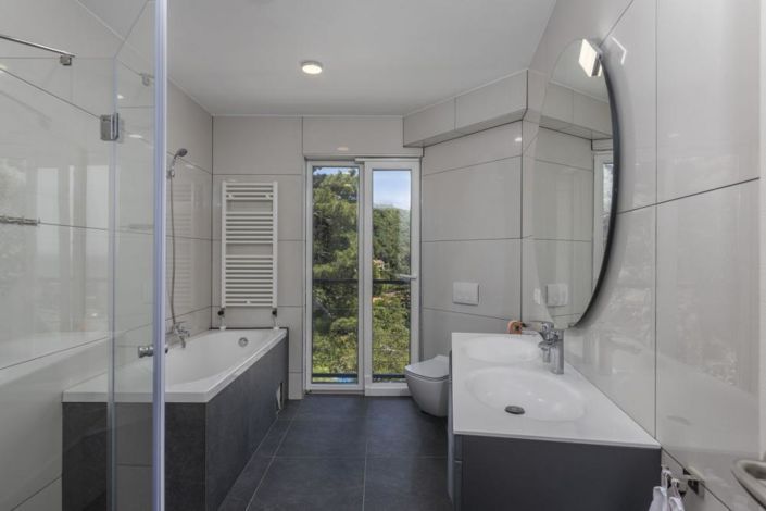 Image No.13-6 Bed Property for sale