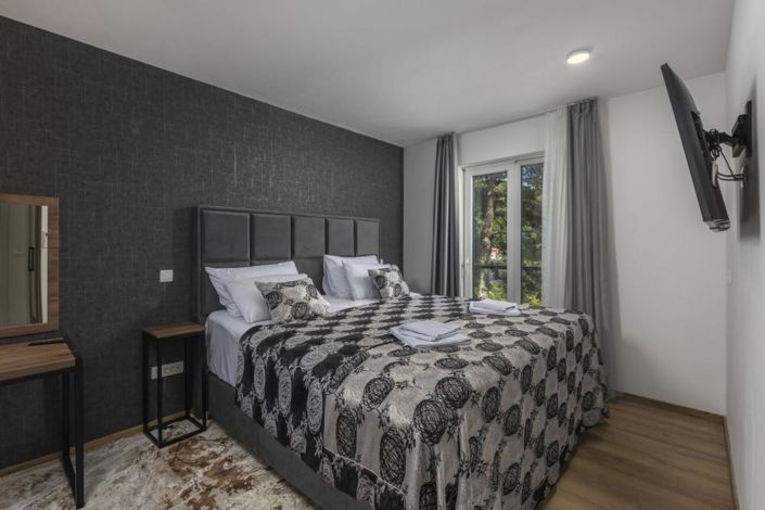 Image No.16-6 Bed Property for sale