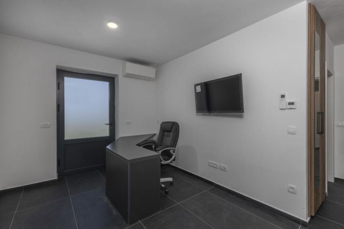 Image No.23-6 Bed Property for sale