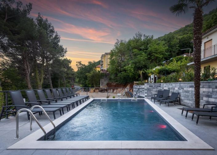 Image No.24-6 Bed Property for sale