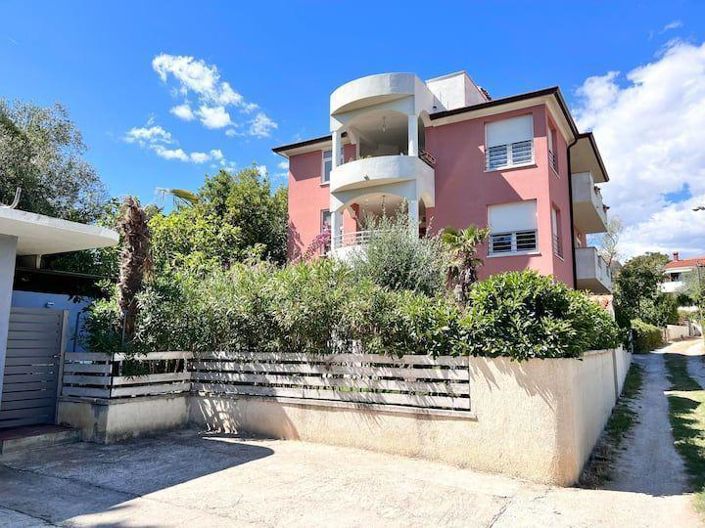 Image No.1-9 Bed Property for sale