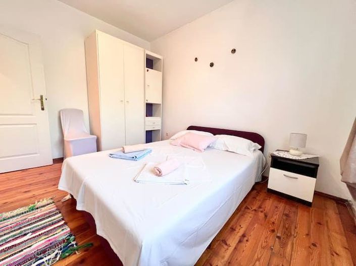 Image No.18-9 Bed Property for sale