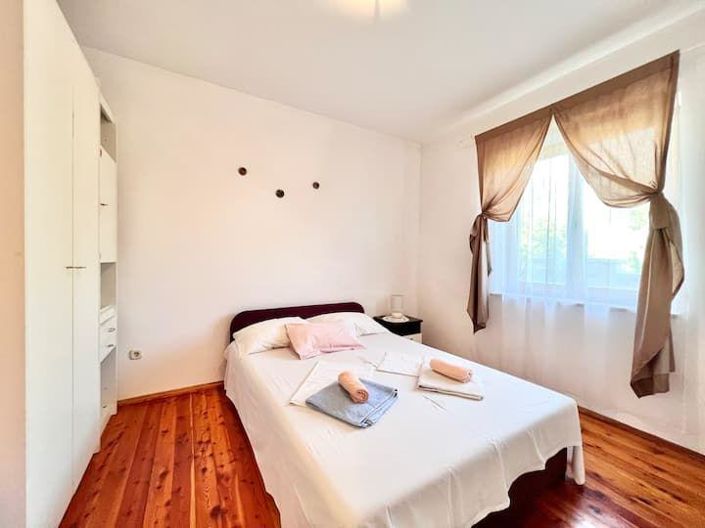 Image No.19-9 Bed Property for sale