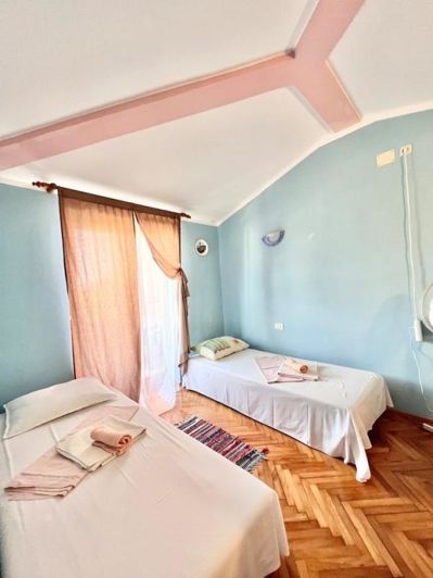 Image No.20-9 Bed Property for sale