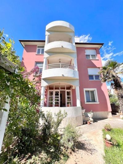 Image No.4-9 Bed Property for sale