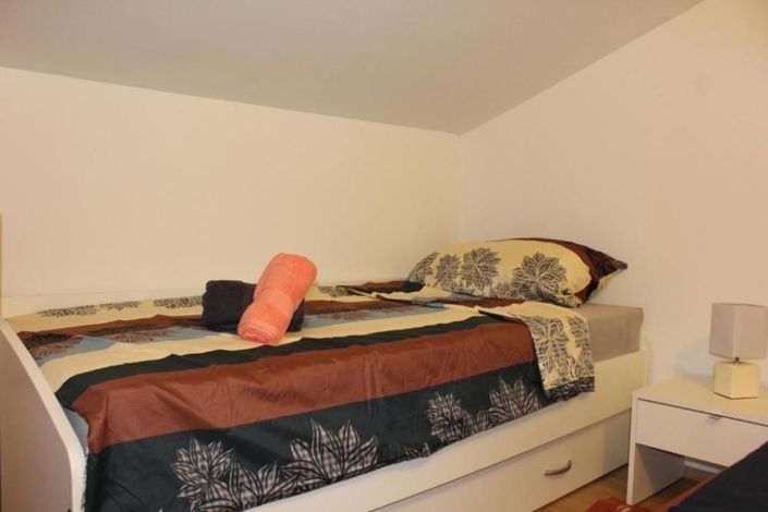 Image No.17-6 Bed Property for sale