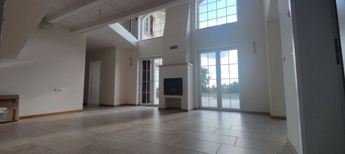 Image No.4-4 Bed Property for sale