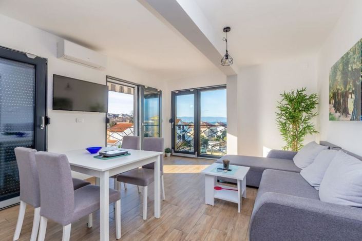 Image No.10-6 Bed Property for sale