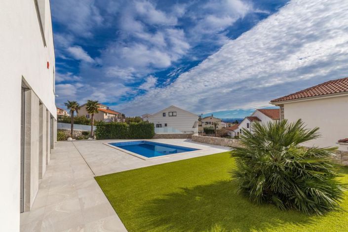 Image No.18-3 Bed Property for sale