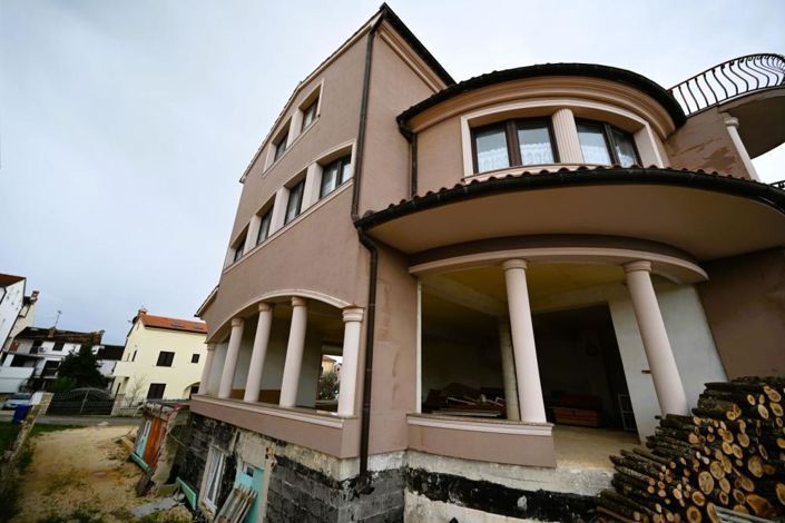 Image No.2-Propriété de 6 chambres à vendre à Rovinj