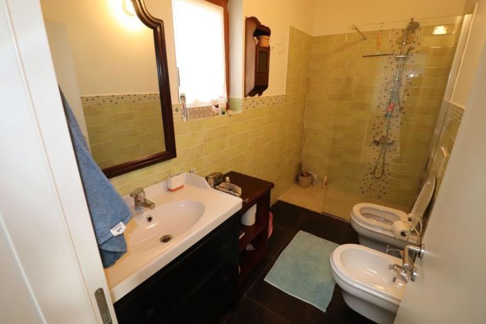 Image No.17-4 Bed Property for sale