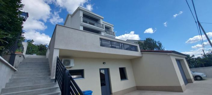 Image No.15-6 Bed Property for sale