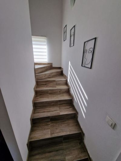 Image No.12-8 Bed Property for sale