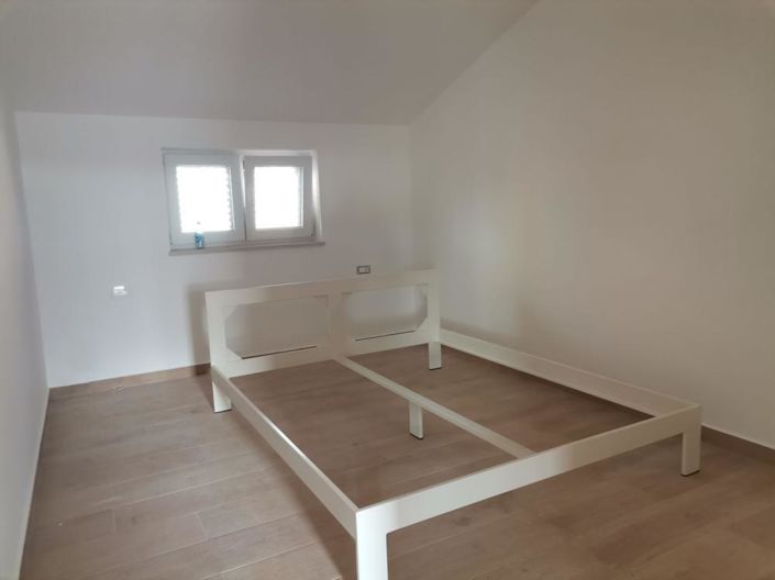 Image No.3-8 Bed Property for sale