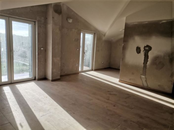 Image No.5-8 Bed Property for sale