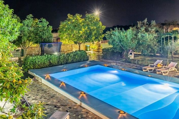Image No.1-5 Bed Property for sale
