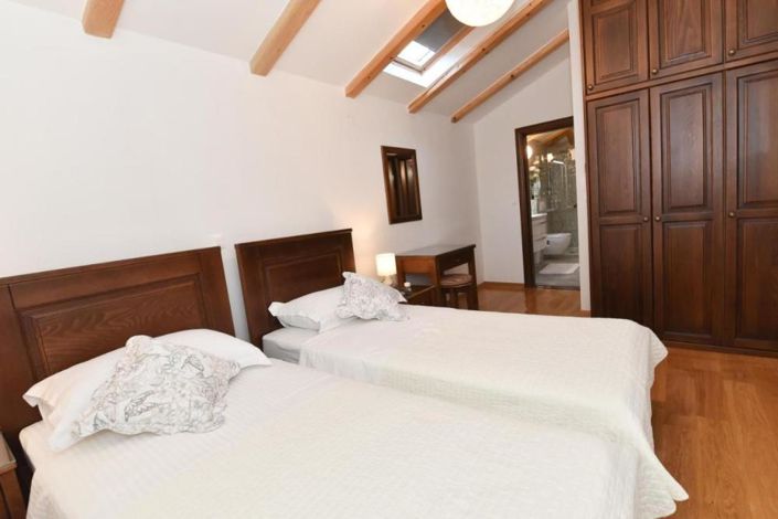 Image No.17-2 Bed Property for sale