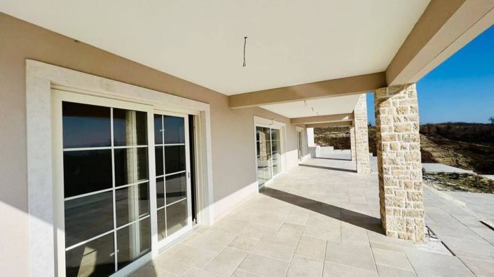 Image No.10-4 Bed Property for sale