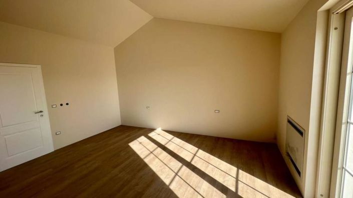 Image No.20-4 Bed Property for sale