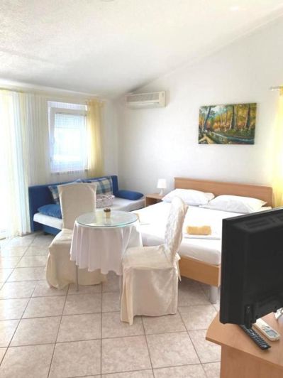 Image No.13-17 Bed Property for sale