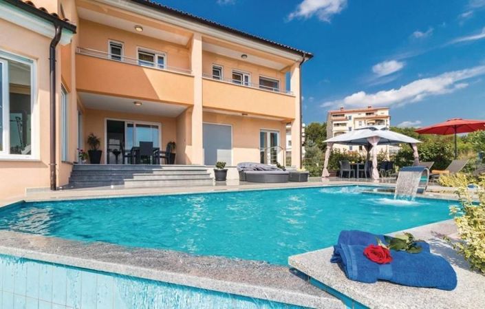 Image No.1-5 Bed Property for sale