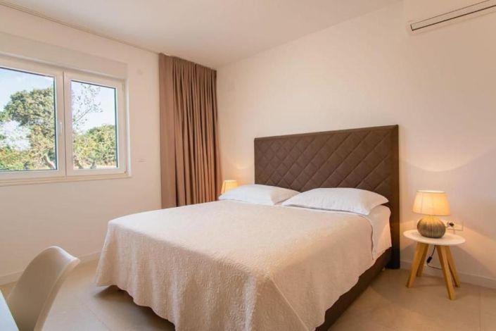 Image No.12-5 Bed Property for sale