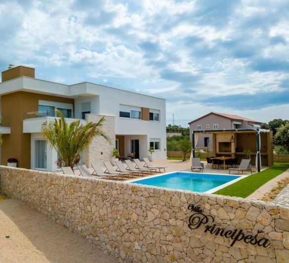 Image No.23-5 Bed Property for sale