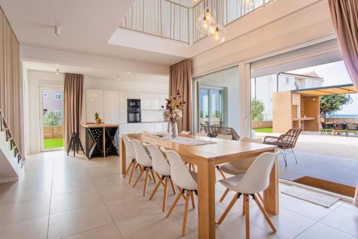 Image No.8-5 Bed Property for sale