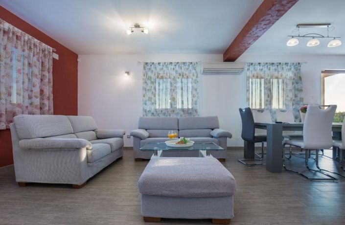 Image No.13-3 Bed Property for sale