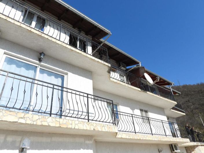 Image No.10-6 Bed Property for sale