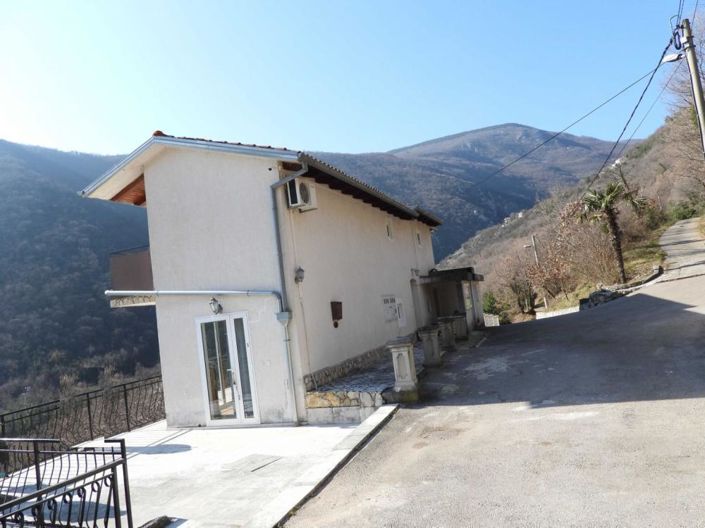 Image No.12-6 Bed Property for sale