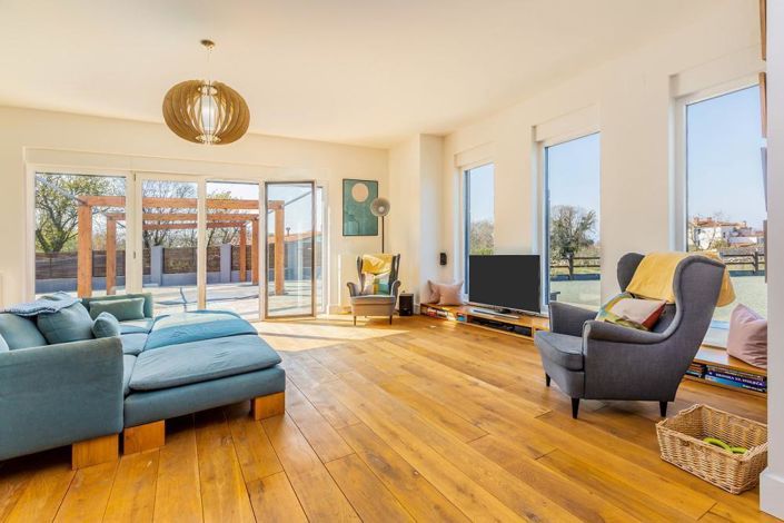 Image No.17-4 Bed Property for sale