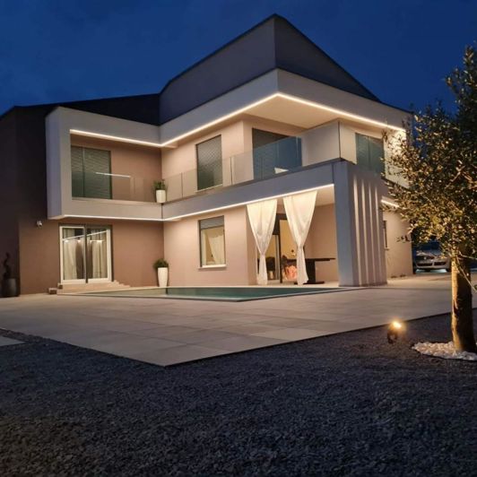 Image No.1-4 Bed Property for sale