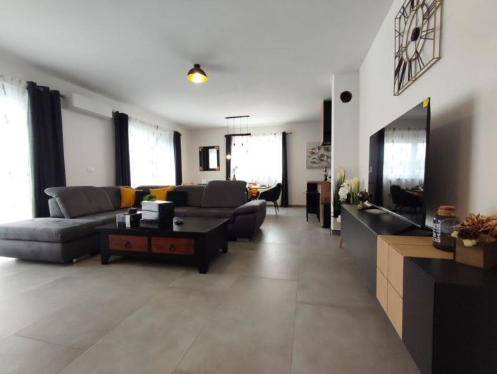 Image No.8-3 Bed Property for sale