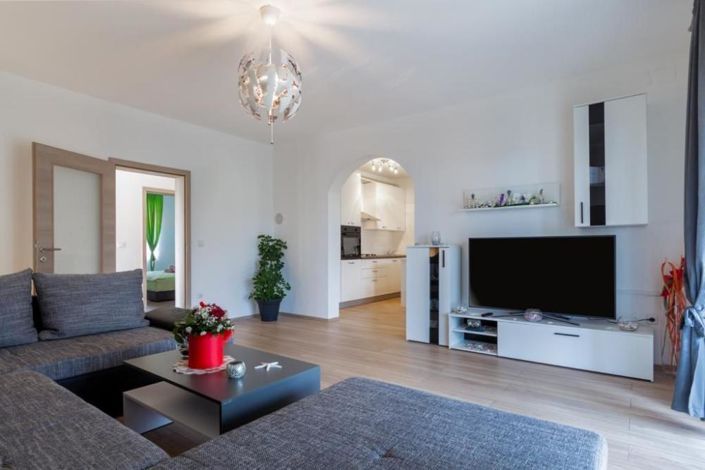 Image No.20-7 Bed Property for sale