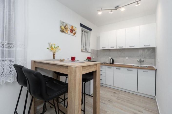 Image No.25-7 Bed Property for sale