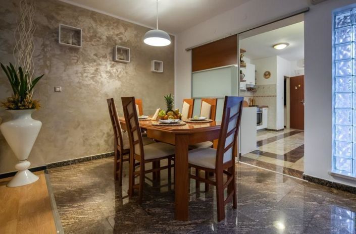 Image No.14-5 Bed Property for sale