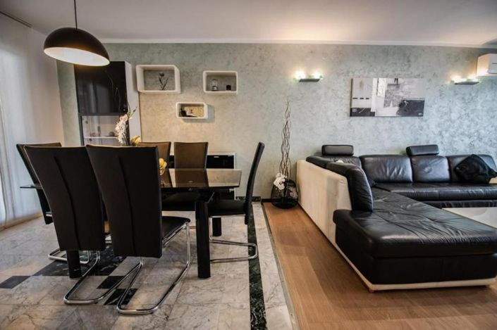 Image No.8-5 Bed Property for sale