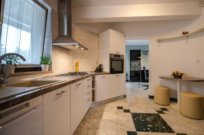 Image No.9-5 Bed Property for sale