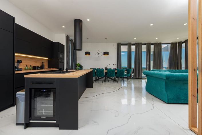 Image No.14-7 Bed Property for sale