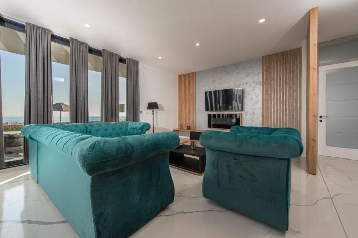 Image No.16-7 Bed Property for sale