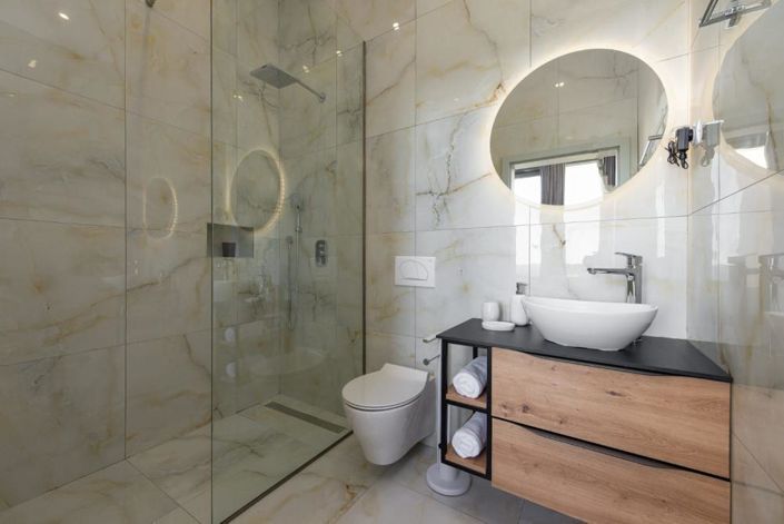 Image No.17-7 Bed Property for sale