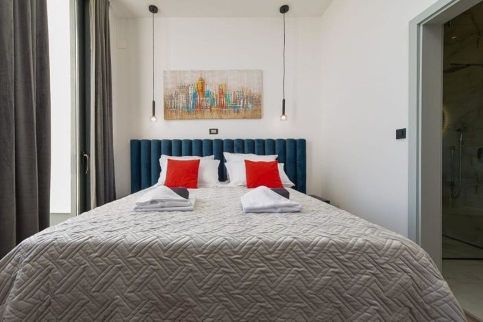 Image No.18-7 Bed Property for sale