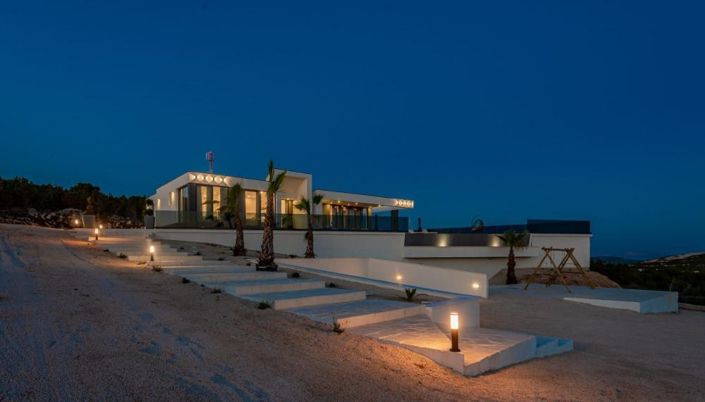 Image No.2-7 Bed Property for sale