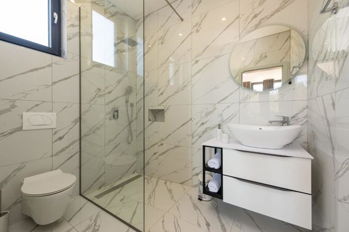 Image No.23-7 Bed Property for sale