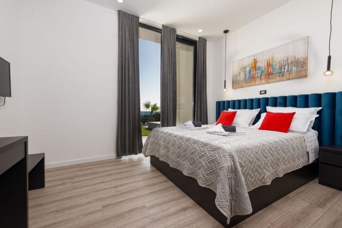 Image No.25-7 Bed Property for sale