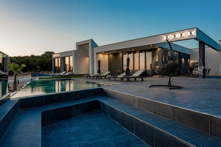 Image No.7-7 Bed Property for sale