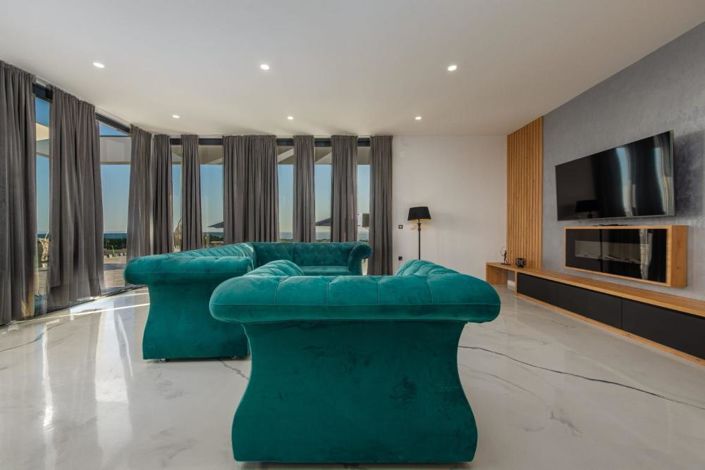 Image No.9-7 Bed Property for sale