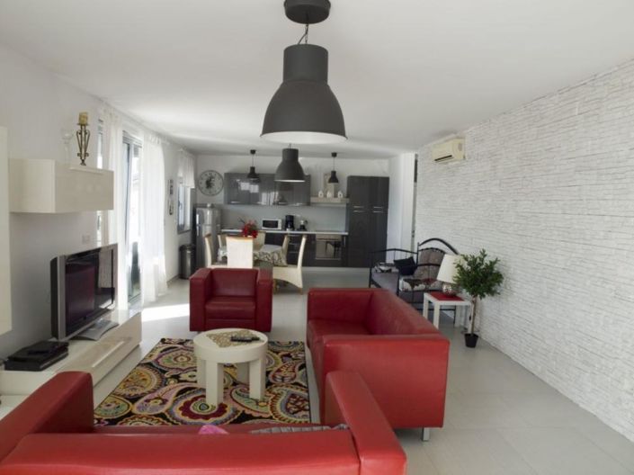 Image No.11-9 Bed Property for sale