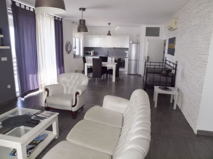 Image No.12-9 Bed Property for sale